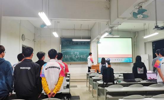 说明: C:\Users\Administrator\Desktop\10月22日至11月2日\【团日活动】电子系团日活动一轮评比会\奏唱团歌.jpg
