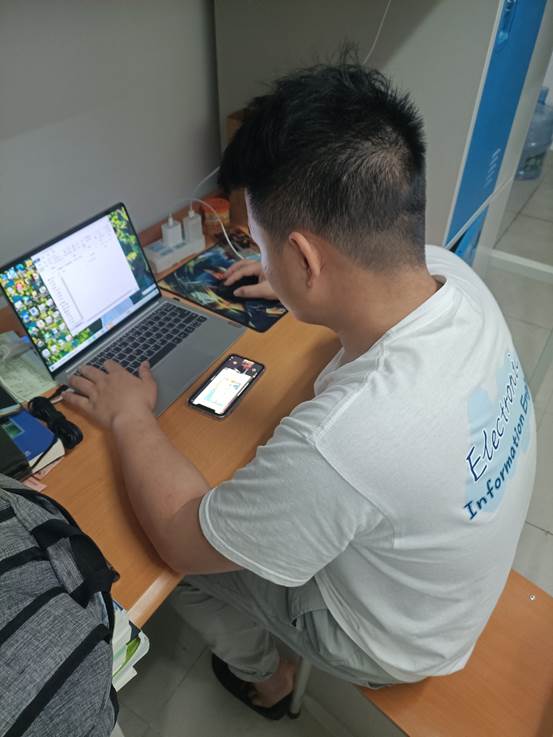 说明: C:\Users\Administrator\Desktop\3月18至3月24\【班级投稿】开学第一课——21级电子信息工程一班\同学们认真听讲 (6).jpg