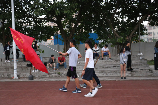 01挥动系旗霸气出场.JPG