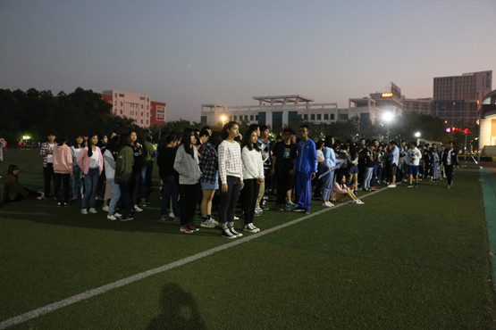 05灯光下的班级队伍.JPG