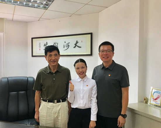 何大进院长ã?学生处林亮副处长与朱芬同学合影_副本.png