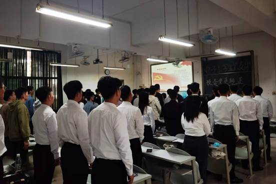 说明: C:\Users\Administrator\Desktop\11月14日至11月26日\【支部动态】电子系学生党支部召开预备党员转正大会\图片\奏唱国际歌.jpg