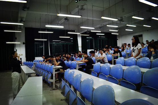 图2.团学干部与孟教授进行交流.jpg