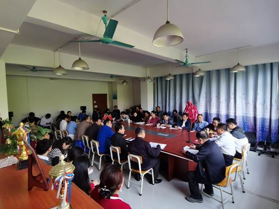 说明: C:\Users\Administrator\Desktop\2月27日至3月8日\【系内动态】电子系开展教师工作会议\张义宽副主任进行讲解.jpg