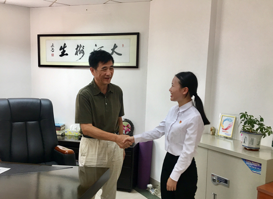 何大进院长与朱芬同学亲切交流.jpg
