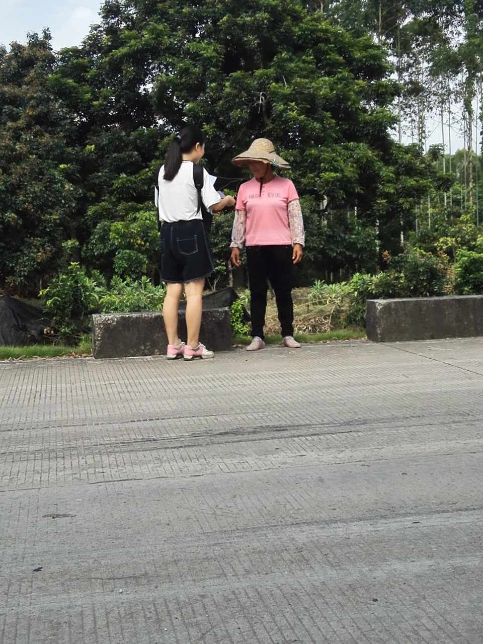 图1.志愿者们采访农民工.jpg