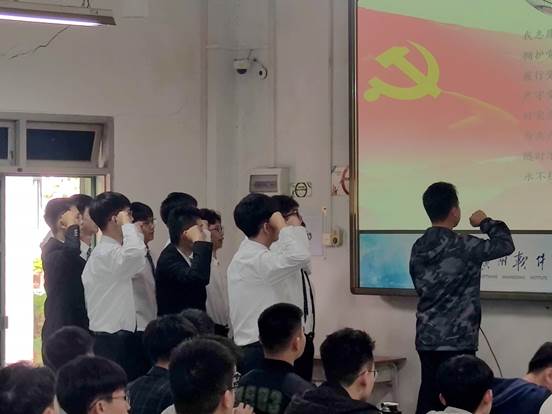 说明: C:\Users\Administrator\Desktop\11月14日至11月26日\【支部动态】电子系学生党支部召开发展对象通表大会\照片\谭邓华同志带领宣誓.jpg