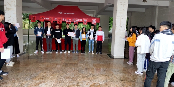 图9：获得一等奖队伍上台领奖.jpg