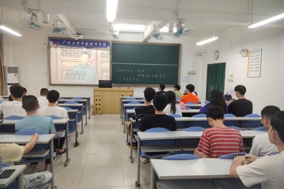 说明: C:\Users\Administrator\Desktop\10月22日至11月2日\【班级投稿】学新时代思想,做新时代青年\图片\观看七一讲话视频.jpg