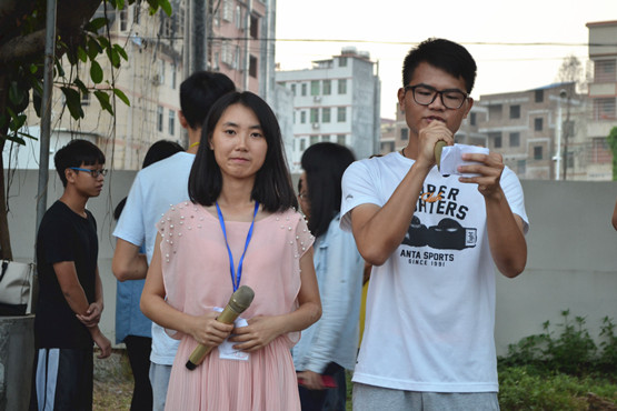 图1.主持人宣布开场.jpg