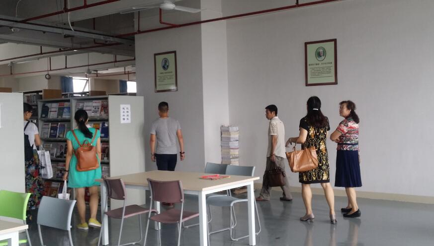 1466394533819039547.jpg 图44:参观华夏学院图书馆阅览区.jpg