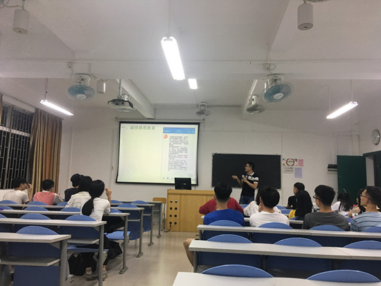 张展鹏è?师做诚信感恩教育.jpg