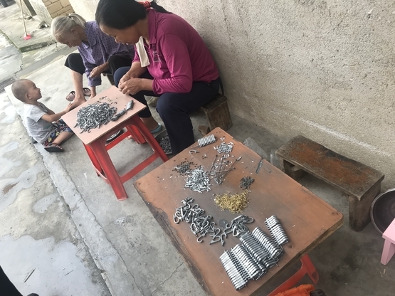 1568542982073092081.jpg 家人辛苦劳作.jpg