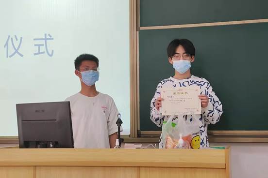 说明: C:\Users\Administrator\Desktop\3月18至3月24\【班级投稿】21智能科学与技术一班新学期班会\颁奖仪式 (6).jpg
