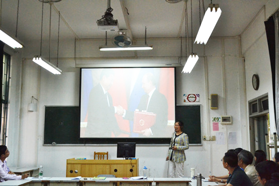 图一:胥爱霞老师讲述“采购谈判”课题.JPG