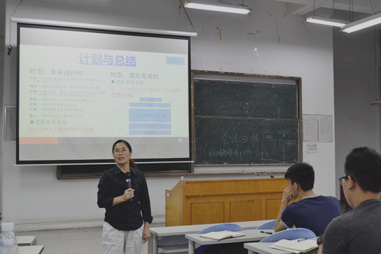图3.孟教授讲授现场.jpg