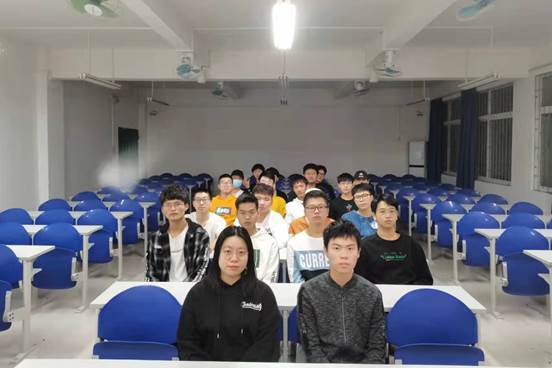 说明: C:\Users\Administrator\Desktop\11月14日至11月26日\【班级投稿】“学党史、强信念、跟党走”专题组织生活会\图5:大合照.jpg
