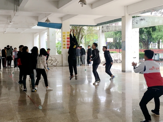 图1：大会知识记心间——丢沙包.jpg