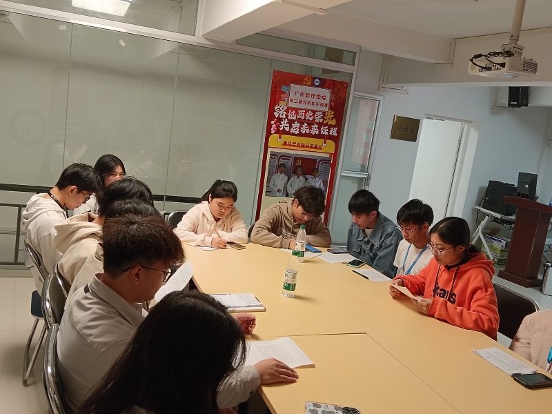 4.读书分享会现场.jpg 4.读书分享会现场.jpg
