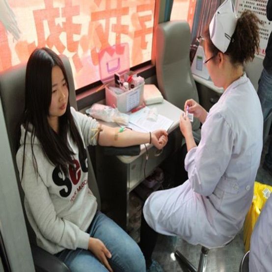 图2学生正在献血__.jpg