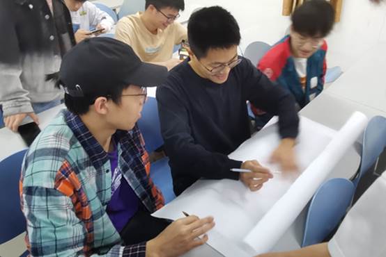 说明: C:\Users\Administrator\Desktop\4月4日至4月21日\【班级供稿】“喜迎二十大,永远跟党走 奋进新征程”主题教育活动开展--20自动化2班\照片\青春心向党,画笔颂党恩.2.jpg