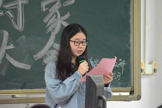 说明: C:\Users\Administrator\Desktop\11月14日至11月26日\【支部动态】电子系学生党支部召开发展对象通表大会\照片\王美玲同志宣读决议.jpg