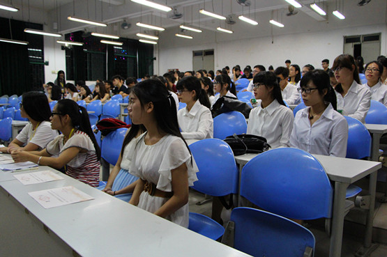 图2.大家认真欣赏视频.jpg