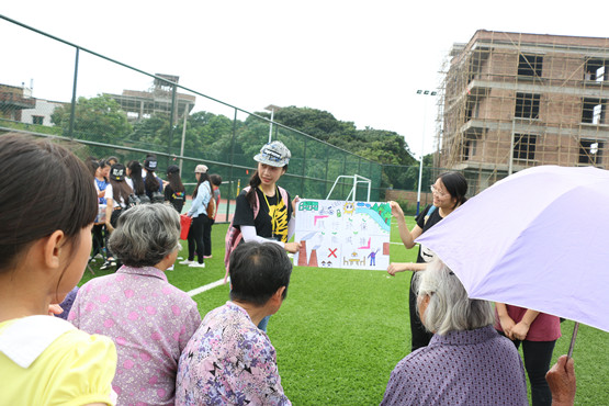 图2.同学在向村民讲解环保知识.jpg