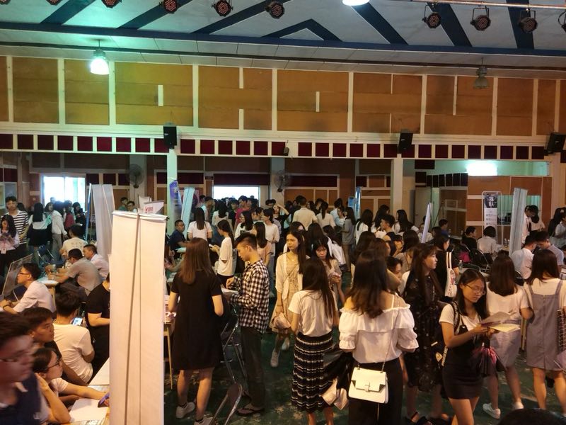 01双选会现场气氛火爆.jpg
