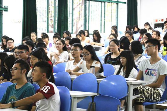 图2:迎新志愿者们听取工作安排.jpg.JPG