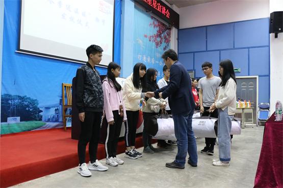 张高峰副书记为各系代表发放â?冬季送温暖â?物资.JPG