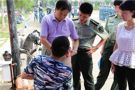 图4.帮休息中的新生把脉.JPG