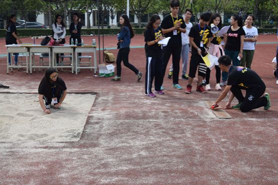 图9:现场现场工作人员记录成绩.jpg