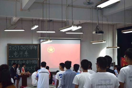 说明: C:\Users\Administrator\Desktop\10月22日至11月2日\【系内动态】 团日评比各展风采，党团知识铭记于心\【系内动态】 团日评比各展风采，党团知识铭记于心\奏唱团歌.JPG