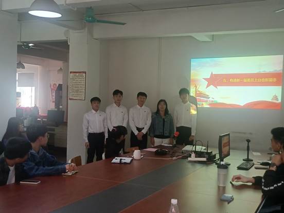 说明: C:\Users\Administrator\Desktop\10月22日至11月2日\【支部动态】电子系学生党支部召开党员大会\照片\新一届委员合影.jpg