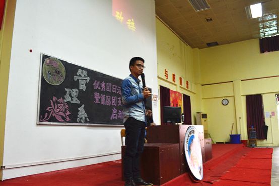 图2.罗达老师为大赛致辞.jpg