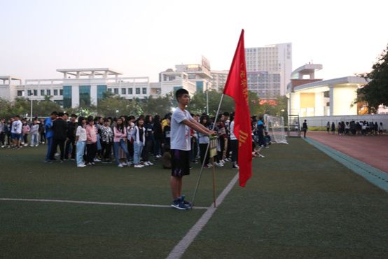 04手拿管理系系旗.JPG