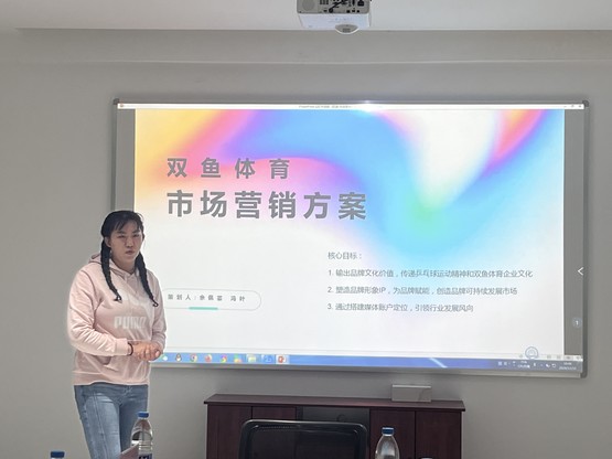 图三佘佩芸讲解营销方案.jpg