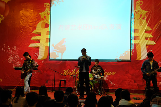 图3.舞会前的乐队表演.jpg