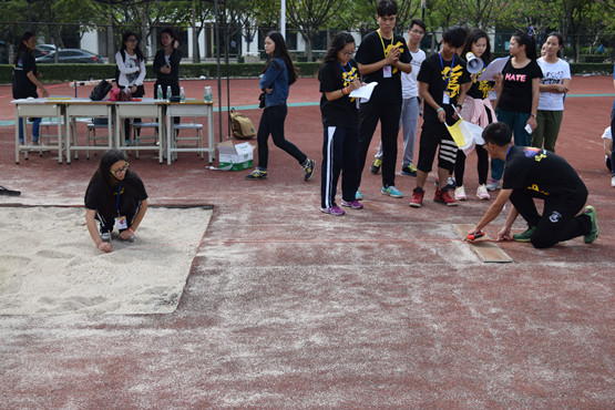 图9:现场现场工作人员记录成绩.jpg