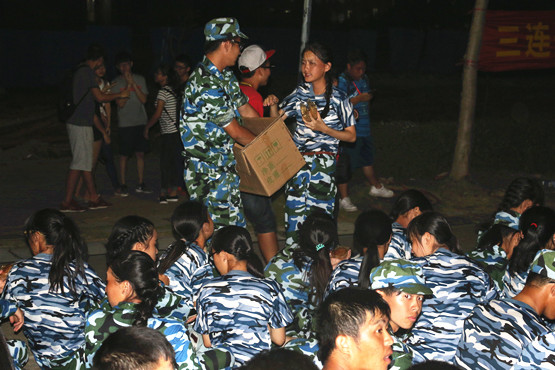 图8.学校给我们派发了华软月饼,爸妈,我在这里过得很好.jpg