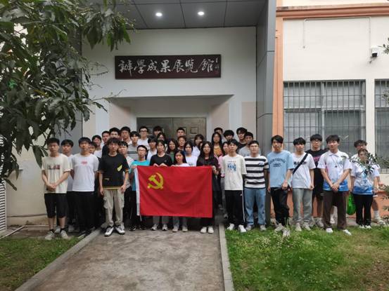 校史馆合照