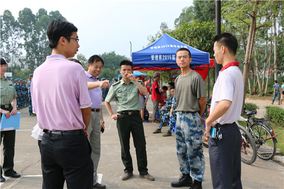 图2.查教授向教官询问军训情况.JPG