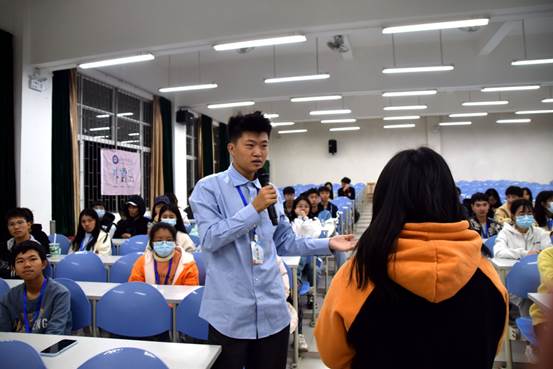 说明: C:\Users\Administrator\Desktop\12月7日至12月12日\【青马工程】策划书的撰写培训\提问学员问题.JPG