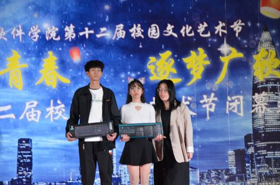 说明: C:\Users\Administrator\Desktop\12月7日至12月12日\【电子系灯光节】百年风华,灯火中国!\【电子系灯光节】百年风华,灯火中国!\颁奖环节2.JPG
