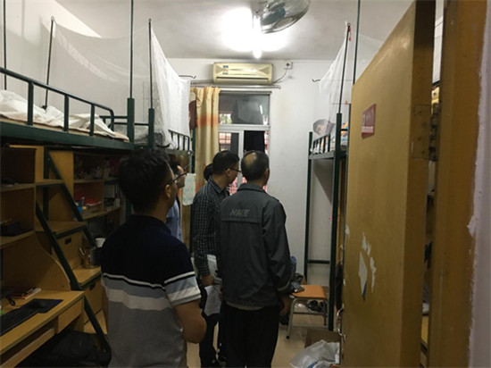 辅导员在宿舍现场的检查工作_副本.jpg