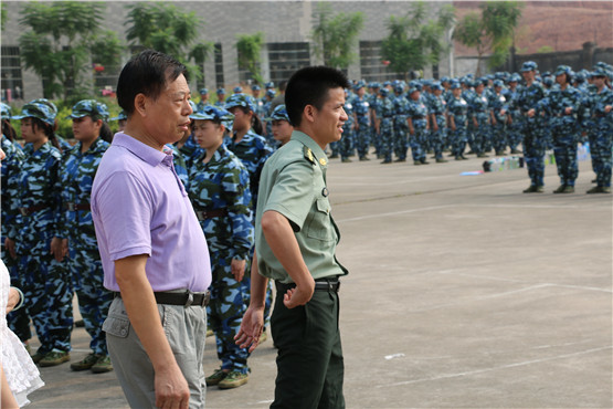 图1.查教授到场慰问新生.JPG