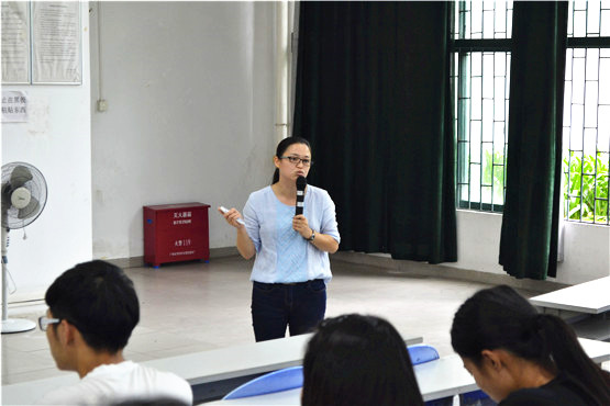 图1.郑香英老师为干部们倾情授课.JPG