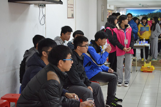 图2学生们排队等待献血.jpg