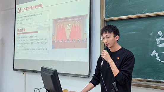 说明: C:\Users\Administrator\Desktop\3月18至3月24\【支部动态】电子系学生党支部召开三月组织生活会暨总结表彰大会\【支部动态】电子系学生党支部召开三月组织生活会暨总结表彰大会\照片\曾桂腾同志进行分享.jpg